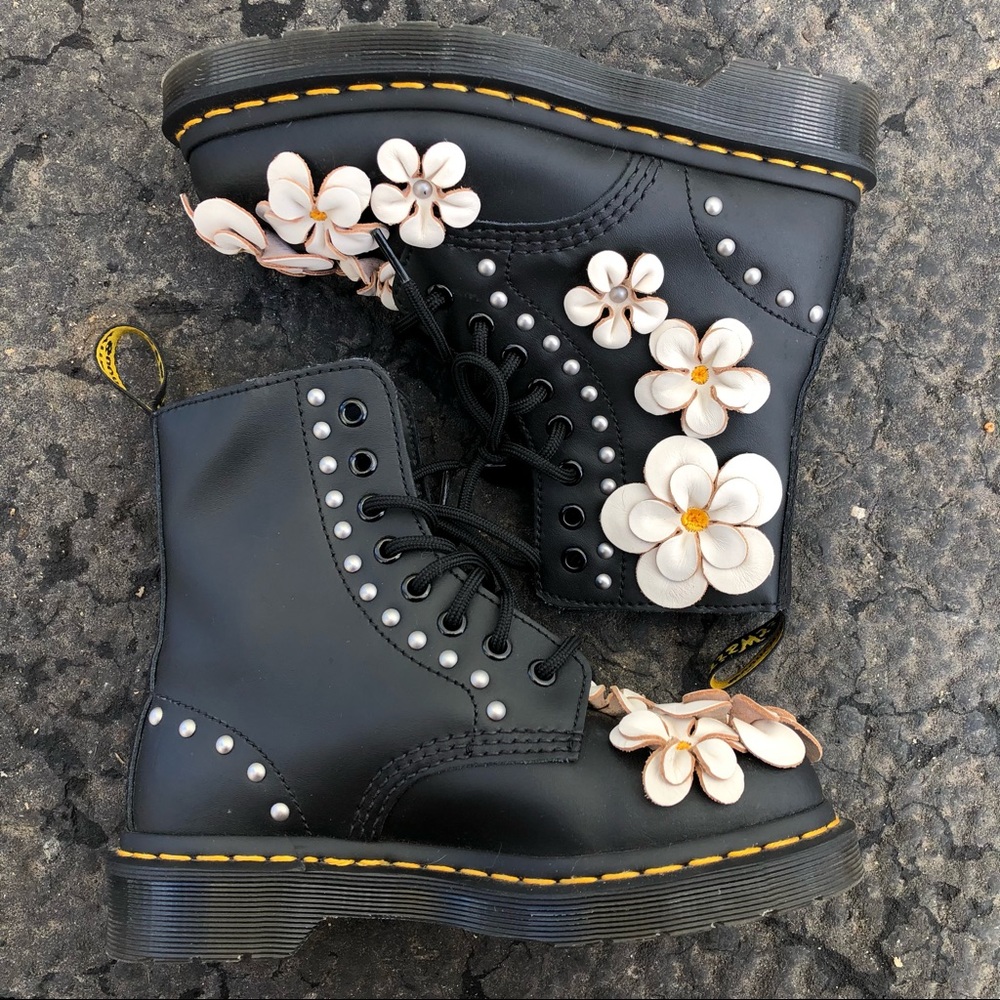 Dr. Martens Pascal Flower Boots - Picture 4 of 9